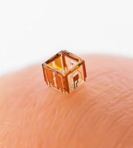 3D-modularer Mikroroboter: Smartlet auf einer Fingerspitze (Foto: Jacob Müller, tu-chemnitz.de)