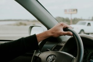 Ein klebriges Lenkrad ist eine unangenehem Sache (Foto von Jessica Furtney auf Unsplash)