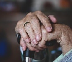 Alter Mensch: Stürze betagter Personen sind sehr gefährlich (Foto: pixabay.com, Alexa)