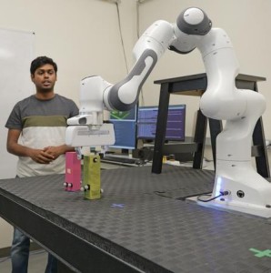 Probelauf des rücksichtsvollen Roboters im Labor der Forscher (Foto: Casey Cass, colorado.edu)