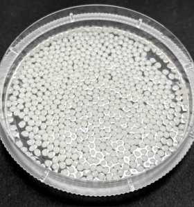 Weiße Kügelchen: Diese sollen effektiv gegen Übergewicht helfen (Foto: Yue Wu, en.scu.edu.cn)