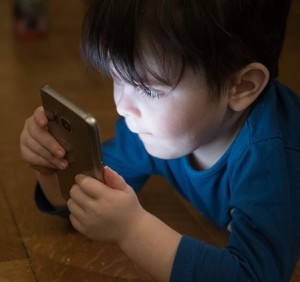 Junge mit Smartphone: Spielsucht befällt meist vorgeschädigte Kinder (Foto: pixabay.com)