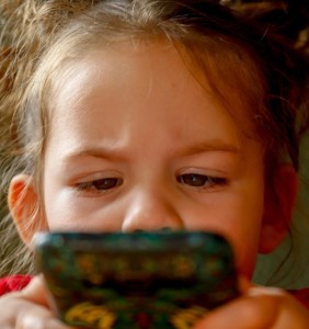 Kleinkind mit Smartphone: Das wollen die Befragten nicht mehr (Foto: pixabay.com, mirkosajkov)