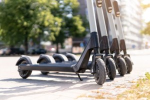 E-Scooter im Stadtverkehr (Foto: Canva Pro)