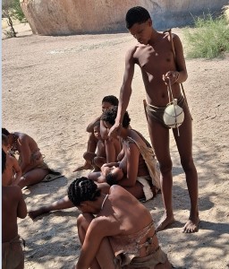 Stamm in Afrika: Wirtschaftssanktionen verschärfen Ernährungslage (Foto: Wolfgang Kempkens)