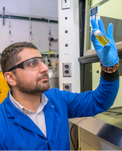 Doktorand Ali Kamali mit dem ersten Sprit aus Plastik (Foto: Kathy F. Atkinson, udel.edu)