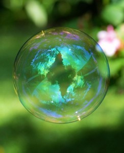 Seifenblase: Gefüllt mit KI-Investitionen droht diese zu platzen (Foto: Alexa, pixabay.com)