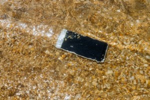 Symbolfoto: Smartphone im Wasser (Foto: Canva Pro)