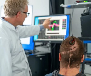 Arzt und Patient: Beide arbeiten im Labor an der Verbesserung des Systems (Foto: tum.de)
