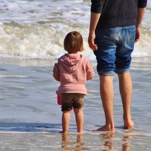 Am Strand: Mehr Freizeit ist besser als mehr Geld (Foto: Anja, pixabay.com)