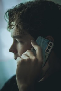 Telefonierender: Viele sind für ein Verbot in Bus und Bahn (Foto: OlgaVolkovitskaia, pixabay.com)