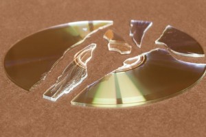 Beschädigte CD-ROM (Foto: Canva Pro) Beschädigte CD-ROM (Foto: Canva Pro)