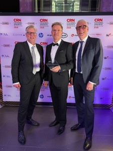 Holger Suhl (Mitte), Country Manager DACH von ESET, nimmt den Award entgegen