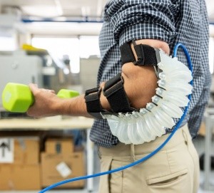 Exoskelett: Druckluft unterstützt die Armbewegung (Foto: uta.edu) Exoskelett: Druckluft unterstützt die Armbewegung (Foto: uta.edu)