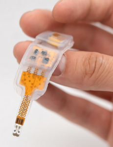 Biosensor: Kleines Gerät passt sich perfekt der Haut an (Foto: Chengyi Xu, stanford.edu) Biosensor: Kleines Gerät passt sich perfekt der Haut an (Foto: Chengyi Xu, stanford.edu)