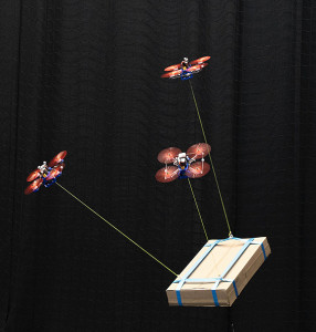 Lastentransport mit drei Drohnen: dank neuem Algorithmus kein Problem (Foto: tudelft.nl) Lastentransport mit drei Drohnen: dank neuem Algorithmus kein Problem (Foto: tudelft.nl)