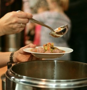 Essenausgabe: Entwicklungshilfe kann zu Gewalt führen (Foto: congerdesign, pixabay.com)