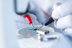 Feinmechanische Präzision bei Datenrettung im Labor – Hightech trifft Handwerk (© DATA REVERSE®) Feinmechanische Präzision bei Datenrettung im Labor – Hightech trifft Handwerk (© DATA REVERSE®)