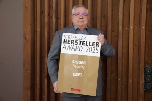 Rainer Schwegler, Senior Territory Manager Switzerland, nimmt den Preis entgegen (Foto: ESET) Rainer Schwegler, Senior Territory Manager Switzerland, nimmt den Preis entgegen (Foto: ESET)