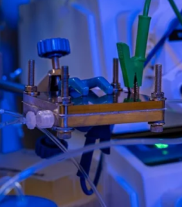 Lithium-Recycling im Laborversuch der Rice University (Foto: Jorge Vidal, rice.edu) Lithium-Recycling im Laborversuch der Rice University (Foto: Jorge Vidal, rice.edu)