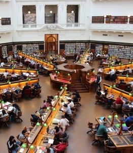 Lesesaal: Neuer KI-Assistent hilft Studenten beim Lernen (Foto: Andrew Tan, pixabay.com) Lesesaal: Neuer KI-Assistent hilft Studenten beim Lernen (Foto: Andrew Tan, pixabay.com)