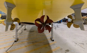 Zwei gegenläufge Propeller (MItte) bilden den Hauptantrieb (Foto: brunvoll.no) Zwei gegenläufge Propeller (MItte) bilden den Hauptantrieb (Foto: brunvoll.no)