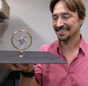 Forscher Jeremy Munday und sein ungewöhnlicher Stirling-Motor (Foto: Mario Rodriguez, ucdavis.edu)