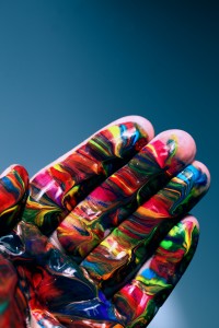 Bunte Hand: Einschränkungen fördern die Kreativität (Foto: Alexander Grey, unsplash.com)