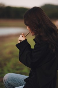 Joint rauchen: Cannabis reduziert das Verlangen nach Alkohol (Foto: Jupi Lu, pixabay.com)