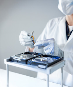 Professionelle Datenrettung im Labor – Analyse & Rekonstruktion von Speichersystemen (©RecoveryLab)