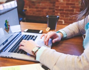 Interaktion mit KI-Chatbot: führt Studenten oft in die Irre (pixabay.com, Startup Stock Photos)