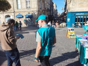 Person informiert sich am Infostand (Foto: Scientology-Kirche)