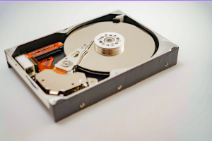 Symbolfoto: Geöffnete Festplatte wie sie im Labor untersucht wird (Foto: DATA REVERSE®)