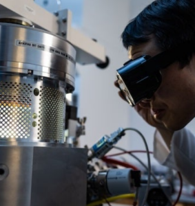 Plasma-Anlage für die Diamantbeschichtung im Labor der Rice University (Foto: Jeff Fitlow, rice.edu)