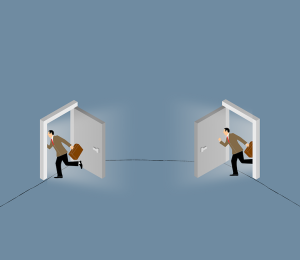 Rein und wieder raus: Immer mehr Unternehmen treiben Stellenabbau voran (Bild: pixabay.com, RosZie)