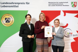 V.l.: Ministerin Silke Gorißen, Romy Triller und Marta De Salvo und der Büsch-Preis (Foto: MLV NRW)