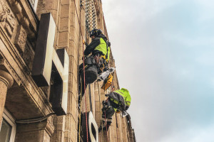 Montage von Weihnachtsbeleuchtung- und dekoration am Alsterhaus (Foto: Karl Sausen)