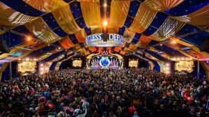 Tausende Scientologen feiern die großen Erfolge der sozialen Kampagnen weltweit (Foto: Scientology)