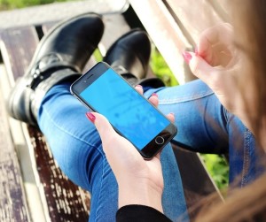 Jugendliche mit Handy: Werbung passt sich an Sozioökonomie an (Foto: pixabay.com, JESHOOTS-com)