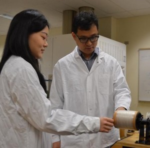 Huayu Liu (links) und Feng Jiang begutachten neue Viskosefaser (Foto: ubc.ca)