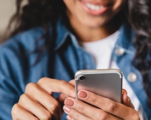 Smartphone-Nutzerin: Liebesbekundungen dominieren eher bei den Jüngeren (Foto: parship.de) Smartphone-Nutzerin: Liebesbekundungen dominieren eher bei den Jüngeren (Foto: parship.de)