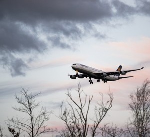 Flugzeug: Fliegen verursacht hohe soziale Kosten (Foto: Dominic Wunderlich, pixabay.com) Flugzeug: Fliegen verursacht hohe soziale Kosten (Foto: Dominic Wunderlich, pixabay.com)