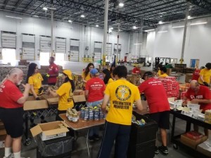 Scientology-Katastrophenhilfe verpackt Essen für Opfer von Hurrikan Melissa (Foto: CSDR) Scientology-Katastrophenhilfe verpackt Essen für Opfer von Hurrikan Melissa (Foto: CSDR)