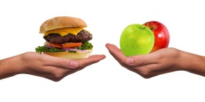 Fleisch versus Obst: Variante rechts für Kinder gesünder (Foto: pixabay.com, G.C.) Fleisch versus Obst: Variante rechts für Kinder gesünder (Foto: pixabay.com, G.C.)