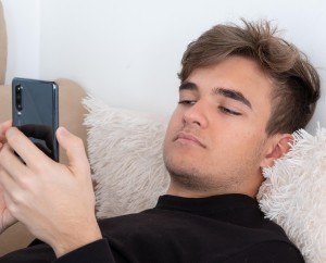 Smartphone-Nutzer: Viele Teens sind vom Social Web abhängig (Foto: pixabay.com, Alexandra_Koch) Smartphone-Nutzer: Viele Teens sind vom Social Web abhängig (Foto: pixabay.com, Alexandra_Koch)