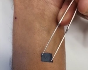 Befestigung des innovativen E-Tattoos auf dem Unterarm (Foto: boisestate.edu)