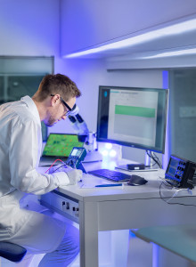 Analyse und Reparatur moderner Speichermedien im Datenrettungslabor (Bild: DATA REVERSE®)