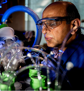 Ravinder Dahiya: Forscher will Mikroplastikgefahr bannen (Foto: Matthew Modoono, northeastern.edu)