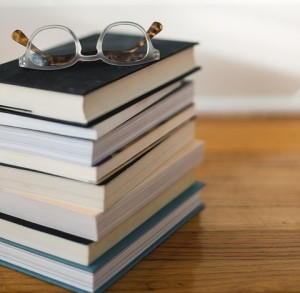 Bücherberg: Sternebewertungen sind oft nicht aussagekräftig (Foto: pixabay.com, karishea)