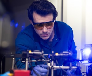 Forscher im Labor: LEDs leuchten künftig noch effizienter (Foto: Bumper DeJesus, princeton.edu)